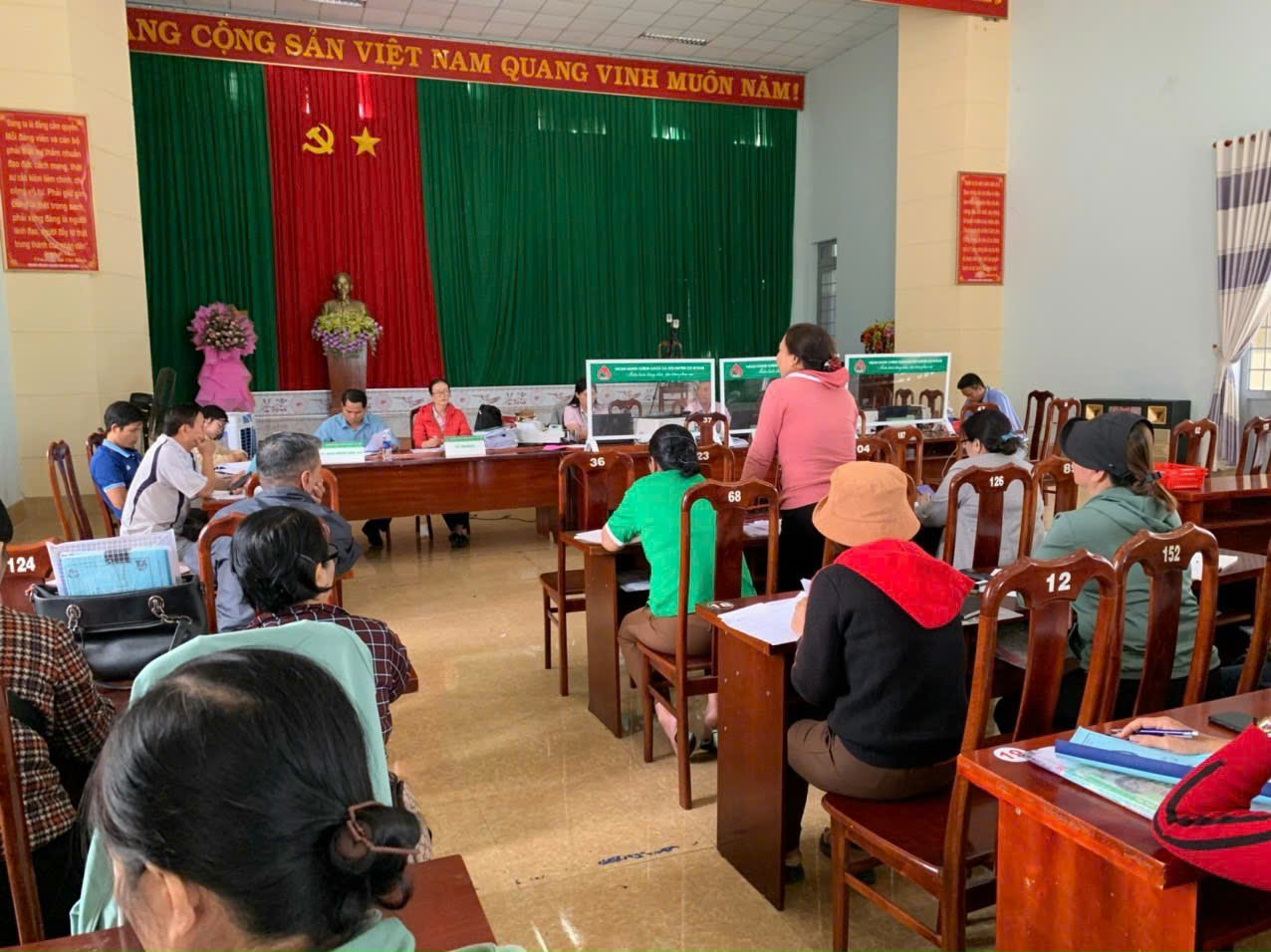 Người tổ trưởng nhiệt tình luôn giúp hộ vay vốn vượt qua khó khăn nhờ nguồn vốn vay tín dụng chính sách